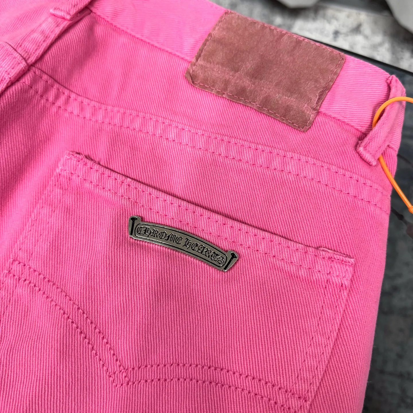 P260 Chrome hearts｜ch Chrome Hearts Limited Barbie Pink Leather Jeans for Girls - Charming dopamine personalized jeans, indispensable for fashionistas, the same model for celebrities, and one touted by many bloggers. This new pair of pants is perfect in terms of shape and upper body. It is no exaggeration to say that making a pair of jeans is equivalent to making 20 short-sleeved pieces. The fabric is made of high-quality imported denim. It has a unique high-end texture. I am very satisfied with it after washing and proofing several times.  Color: Barbie Pink Size: 28/30/32/34 Waist: 74/76/78/80 Pants Length: 101/102/103/104